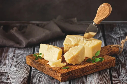 Precisa guardar queijo parmesão na geladeira?