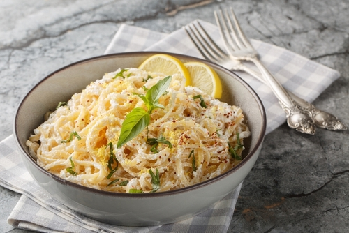 Na imagem, há um prato com a comida italiana spaghetti al limone