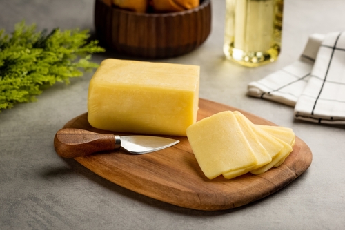 Qual a diferença entre o queijo prato e a mussarela?