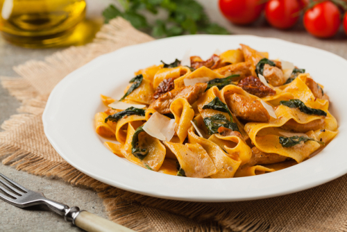 Pappardelle com frango, espinafre e tomates