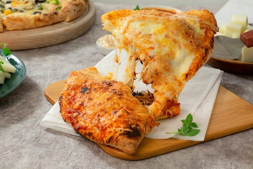 Calzone de frango com mussarela