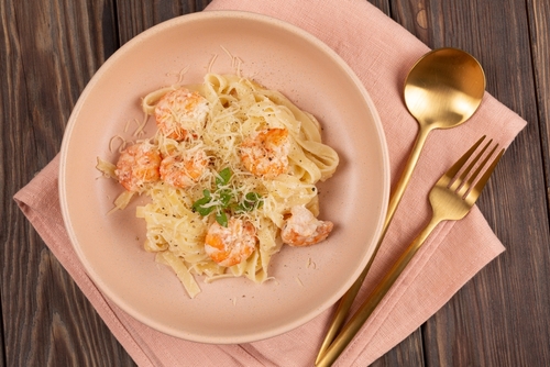 Macarrão com Camarão ao Molho Branco Cremoso