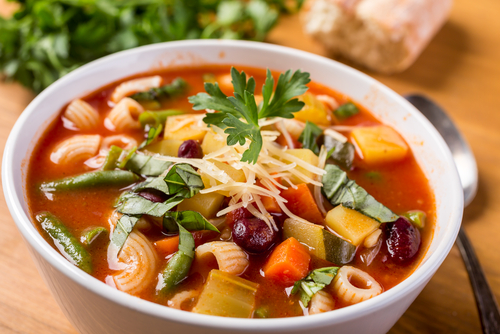 Sopa de feijão italiana (minestrone)