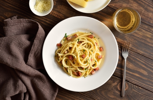 9 tipos de macarrão que combinam muito com molho carbonara