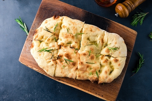 Como fazer focaccia caseira: receita simples para todo mundo aprender