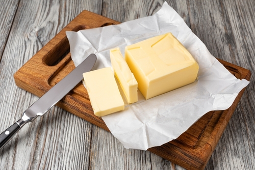 Preciso tirar a manteiga da geladeira antes do consumo?