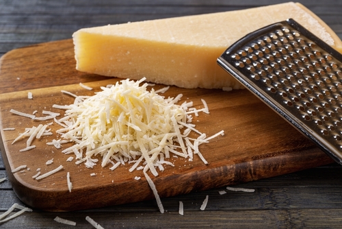 É importante colocar o queijo ralado na geladeira antes de ser aberto?
