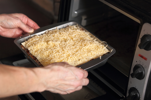O segredo do parmesão no forno: como ralar, derreter e dourar corretamente