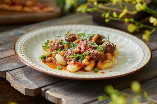 Nhoque com ragu de carne