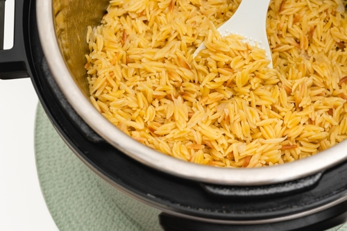 Macarrão de panela de pressão simples e prático com um toque italiano