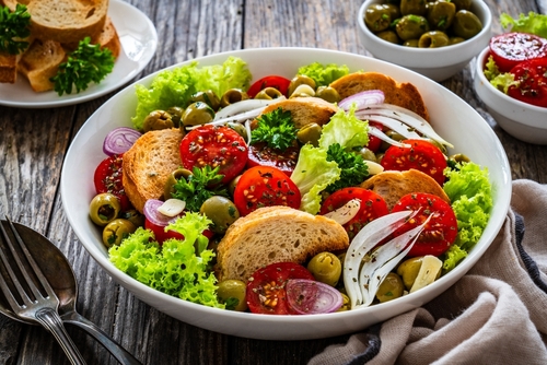 Panzanella: aprenda a fazer a tradicional salada italiana com pão