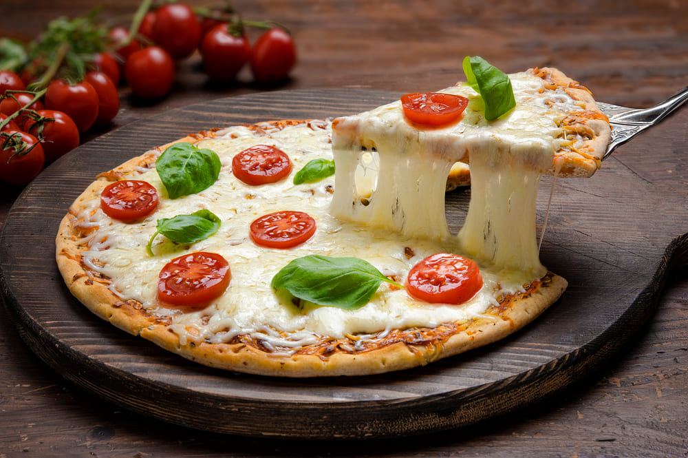 Por que a mussarela derrete tão bem? A ciência por trás do queijo favorito das pizzas