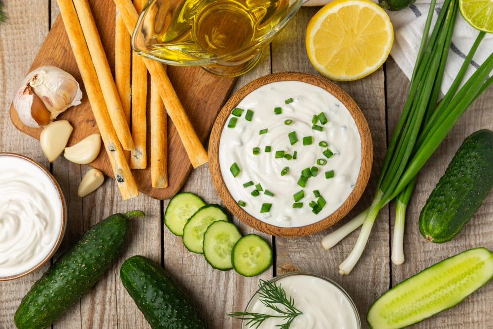 Aprenda 3 receitas de molho para salada com creme de ricota