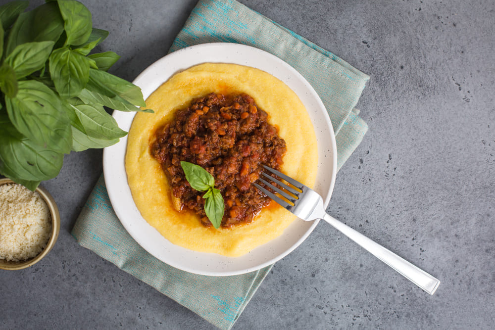 Aprenda como fazer polenta à moda do norte da Itália (com ragu de carne)