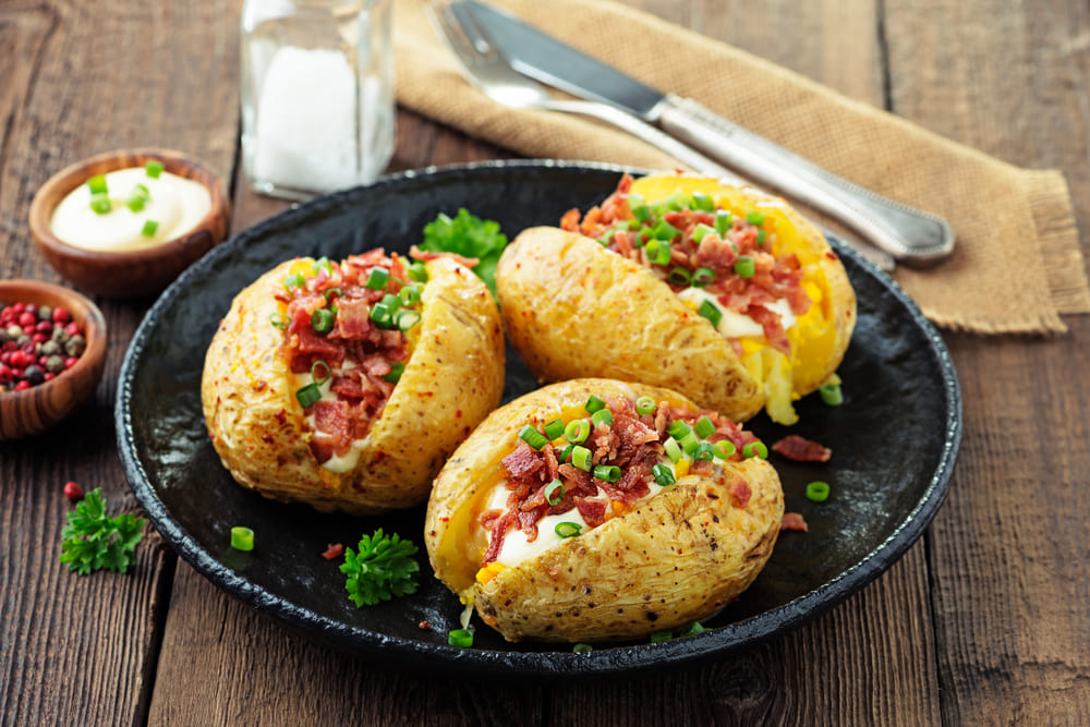 Batata recheada com requeijão e bacon