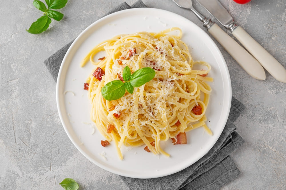 Por que o italiano não usa creme de leite no carbonara?