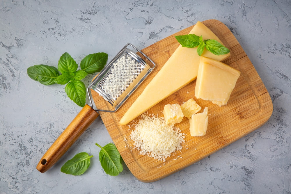 Quais são as características do queijo parmesão?
