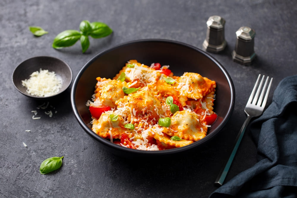 Ravioli de queijo ao sugo