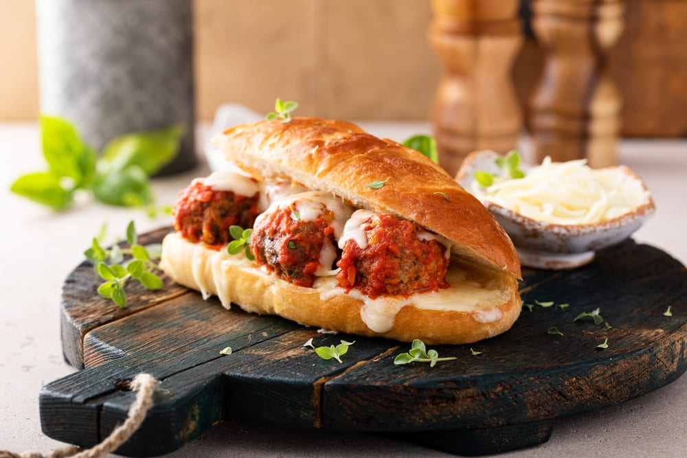 Sanduíche de almôndega gratinado com mussarela