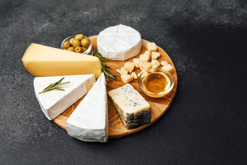 6 tipos de queijo para investir em uma tábua de frios sofisticada