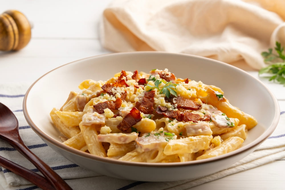 Não é italiano, mas faz sucesso no Brasil: prepare o macarrão na panela de pressão com requeijão