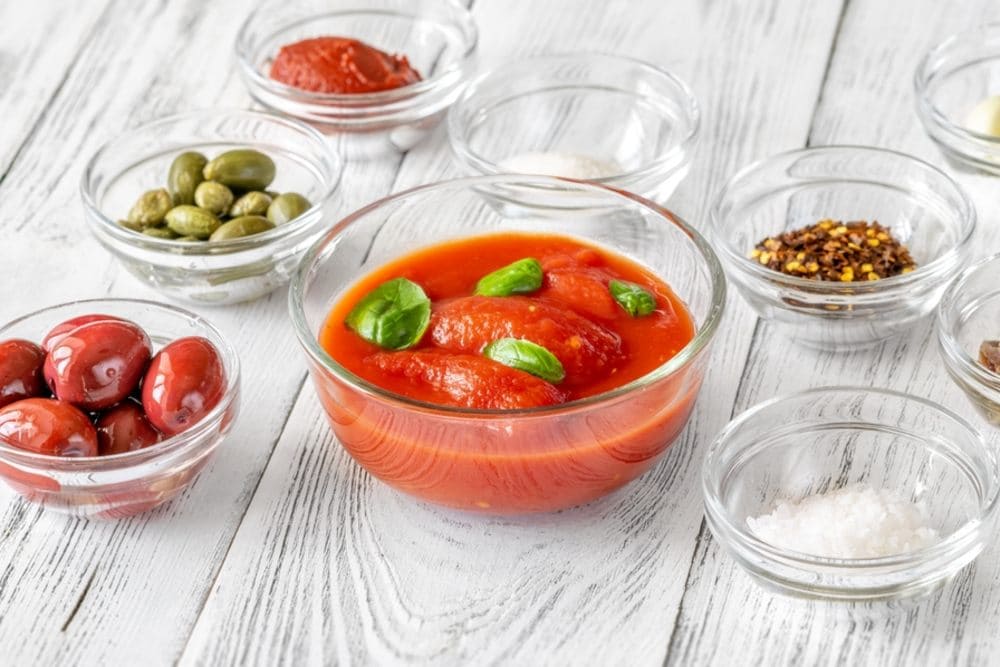 O que é molho puttanesca? A história e o sabor intenso de um clássico italiano