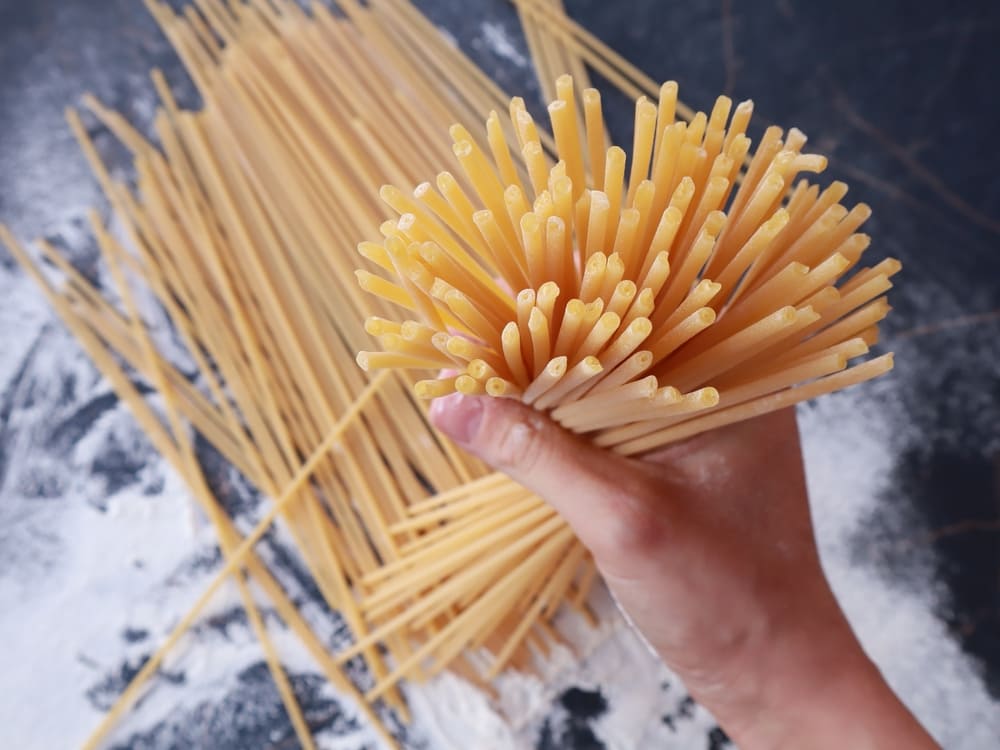 Quais são os molhos que acompanham a massa Bucatini?