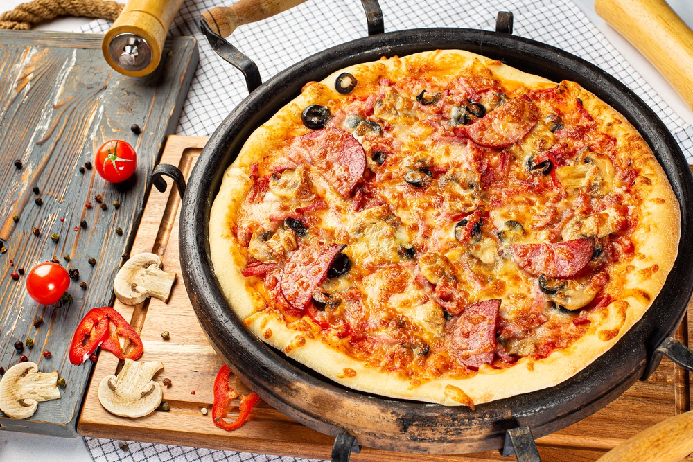 Pizza na frigideira, no micro-ondas, na air fryer: qual preparo vale mais a pena?