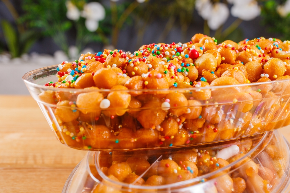 O que é Struffoli? Conheça as bolinhas fritas caramelizadas que são uma típica sobremesa da Itália