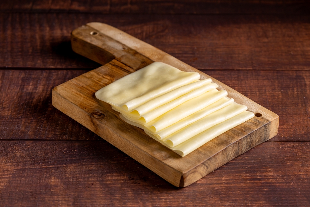 Como guardar queijo mussarela? Truque simples evita fatias quebrando na hora de desgrudar