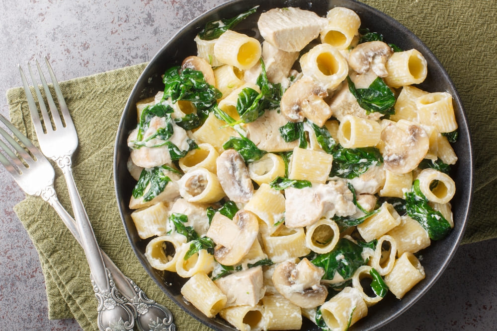 Macarrão rigatoni ao molho de frango, espinafre e creme de ricota