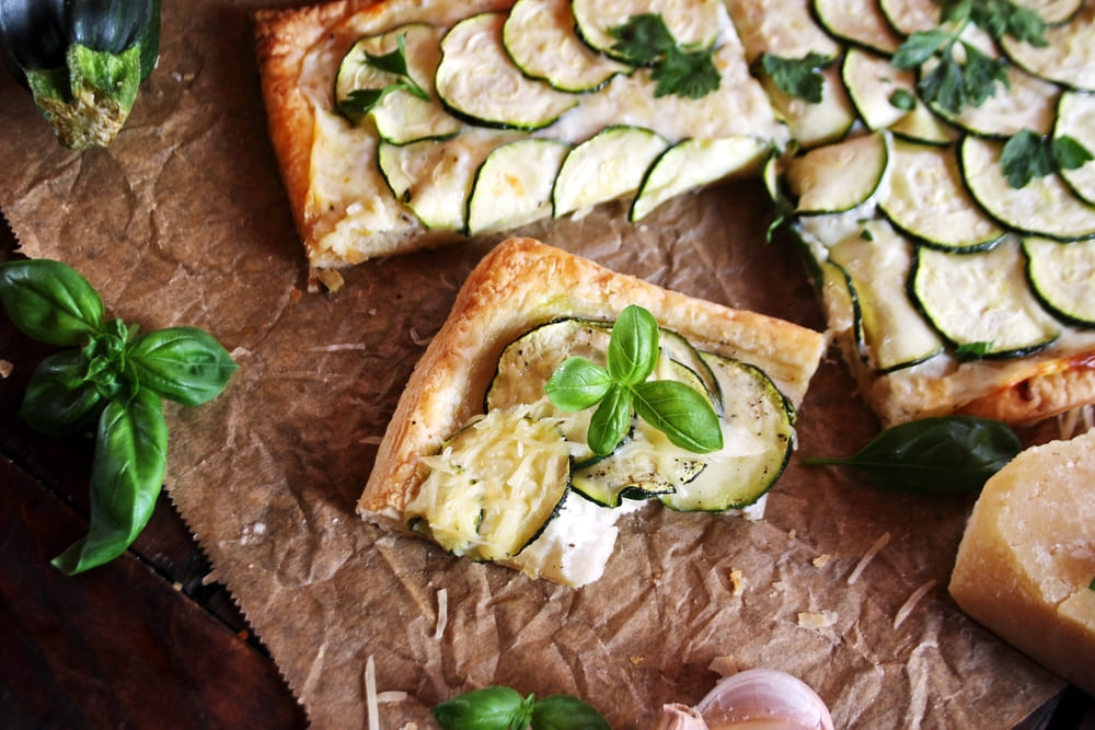 Pizza de abobrinha e creme de ricota na massa folhada
