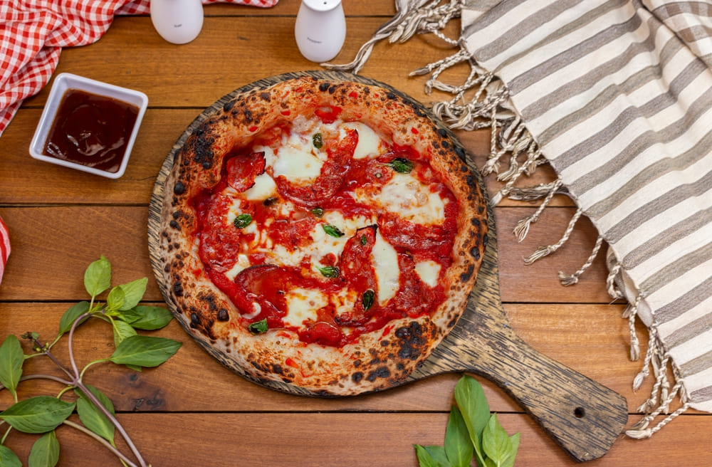 Pizza italiana Diavola: conheça a verdadeira pizza de pepperoni 