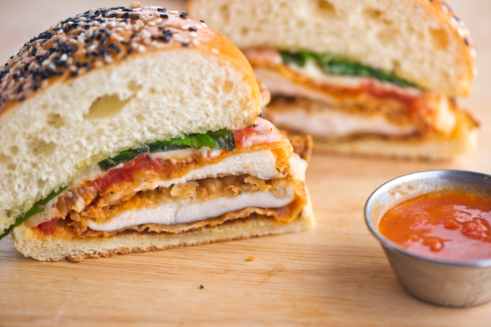 Sanduíche de frango com creme de ricota e geleia de pimenta