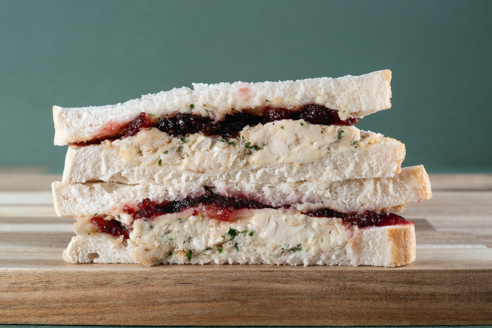 Sanduíche natural de frango com creme de ricota e geleia é o lanche do verão
