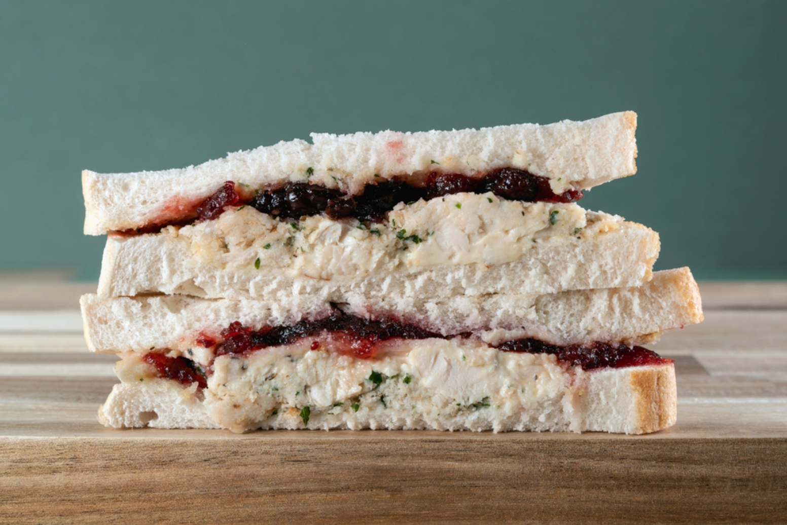 Sanduíche natural de frango com creme de ricota e geleia é o lanche do verão