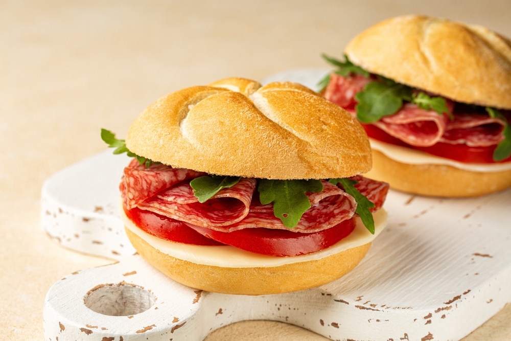 Panini italiano com queijo colonial e salame