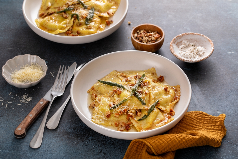 Ravioli de abóbora com manteiga de nozes e sálvia