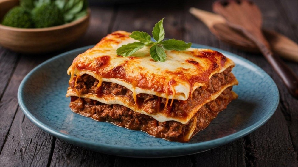 Sabia que a verdadeira lasanha bolonhesa não usa queijo entre as camadas?