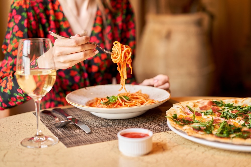 A arte de enrolar o espaguete: por que a faca é ‘proibida’ na mesa italiana