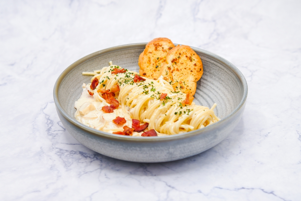 Macarrão com molho branco e bacon