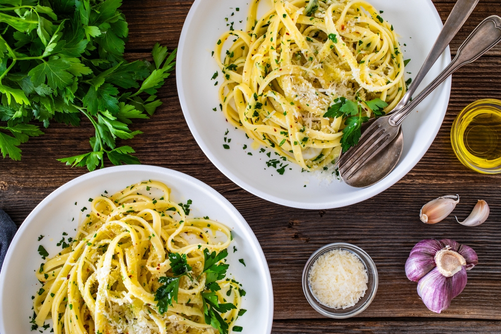 Macarrão na manteiga: 6 truques para transformar a receita simples em um prato especial