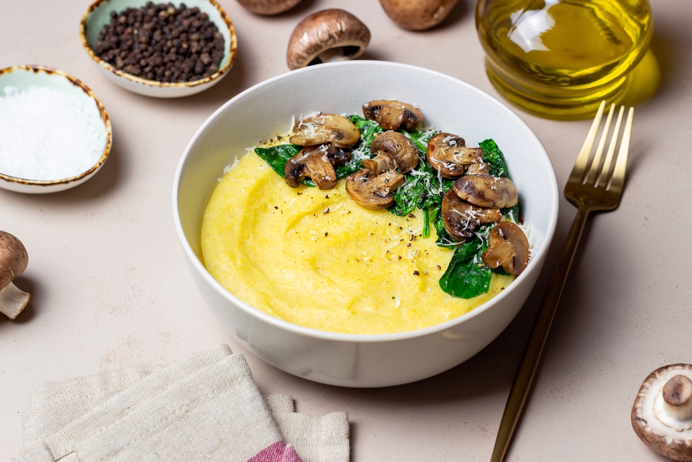 Polenta cremosa com cogumelos: receita italiana tradicional e super fácil