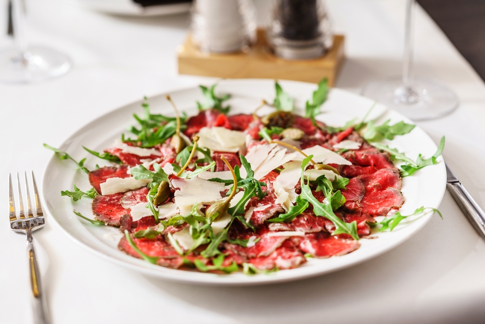 Carpaccio de carne com rúcula e Grana Padano: aperitivo sofisticado em casa