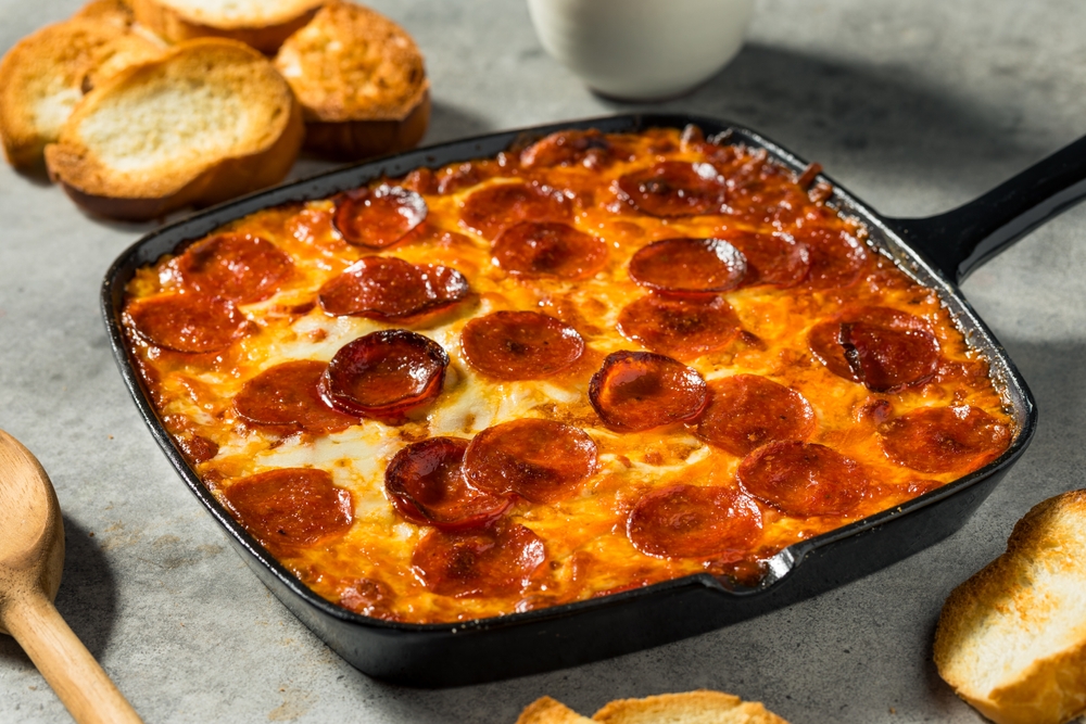 Mussarela e pepperoni para petiscar: receita suculenta para acompanhar torradas em uma noite de vinhos