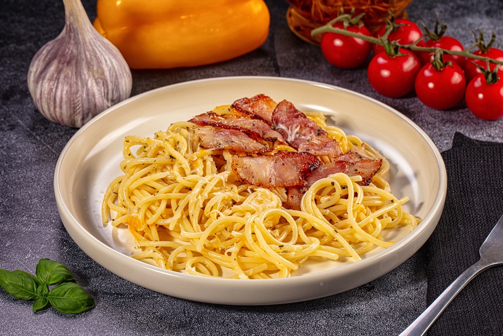 Macarrão alho e óleo com bacon: jantar rápido perfeito para o fim de semana