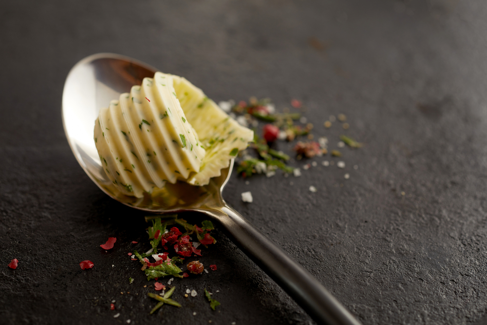Manteiga de queijo parmesão, limão e pimenta: aprenda a fazer esse acompanhamento delicioso