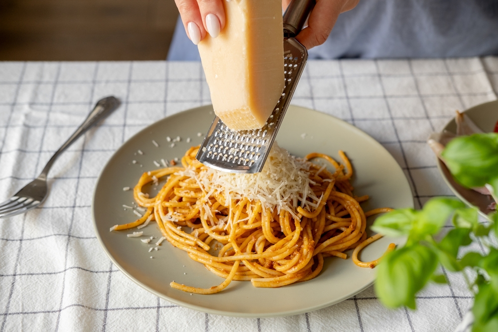 O queijo italiano que leva meses para ficar pronto: por que o Parmigiano Reggiano é tão diferente?